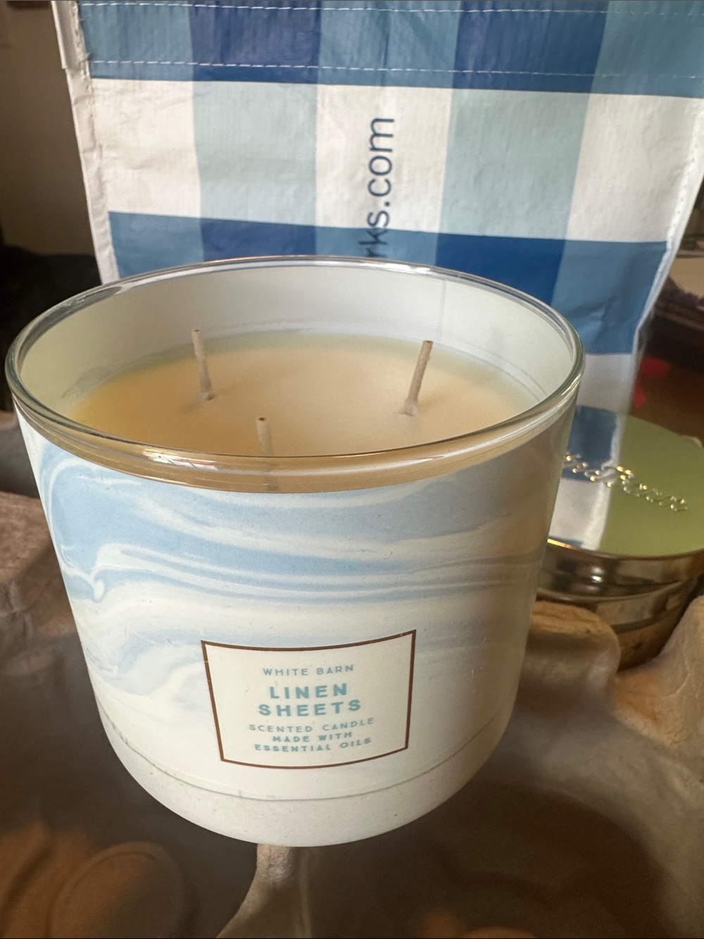 White Barn Linen Sheets 3-Wick Candle in Blue and White Marbled Glass
